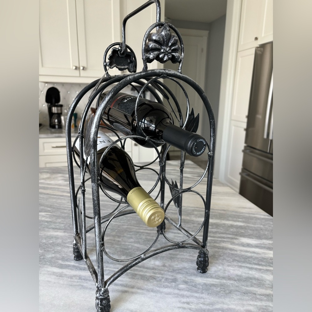 Handsome 5 bottle counter top wine rack pewter /black colour tasteful secure